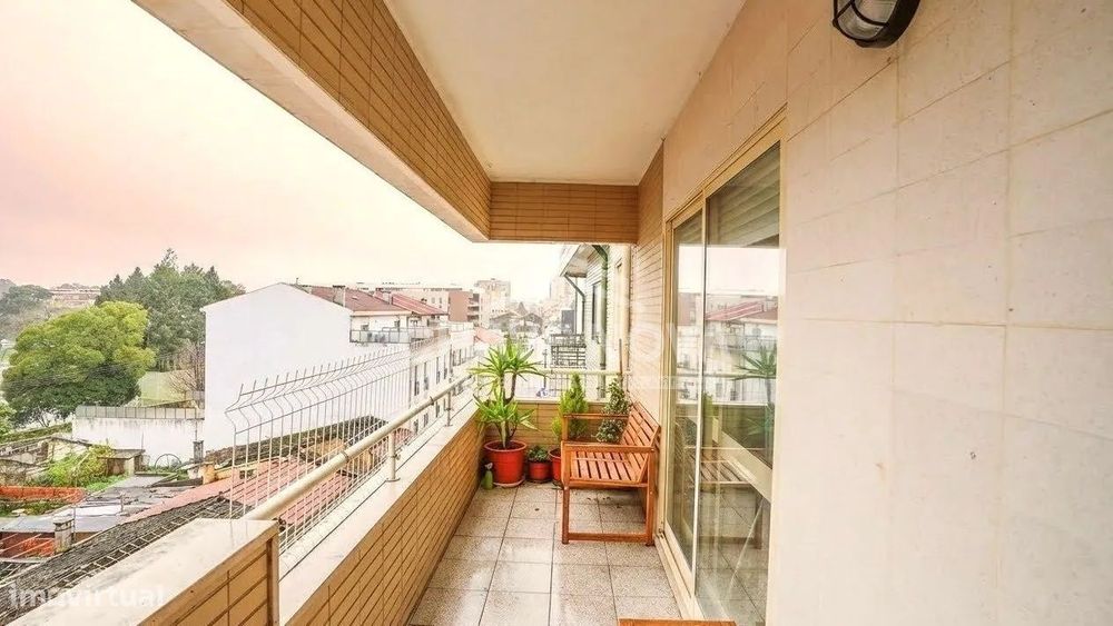 T3 Renovado c/ Varanda e Garagem Box em Águas Santas — Águas Santas, Porto