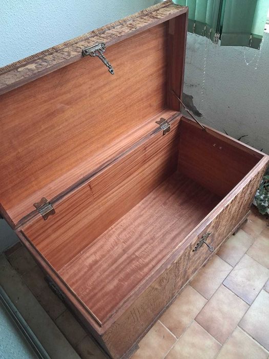 Arca antiga de madeira e quadro