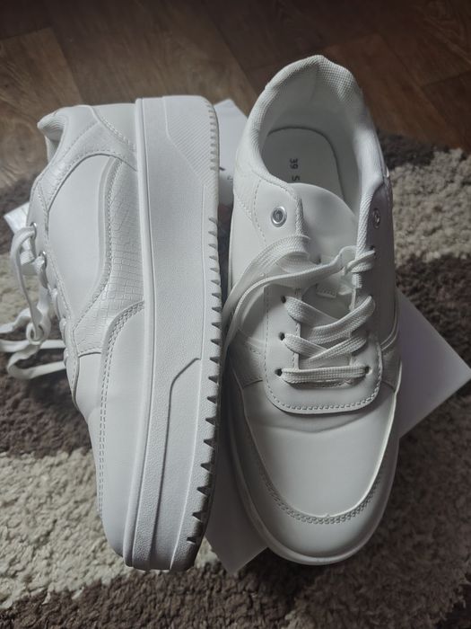 Продам кроссовки белые женские