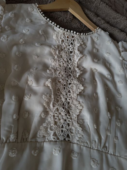 Biała sukienka w stylu boho