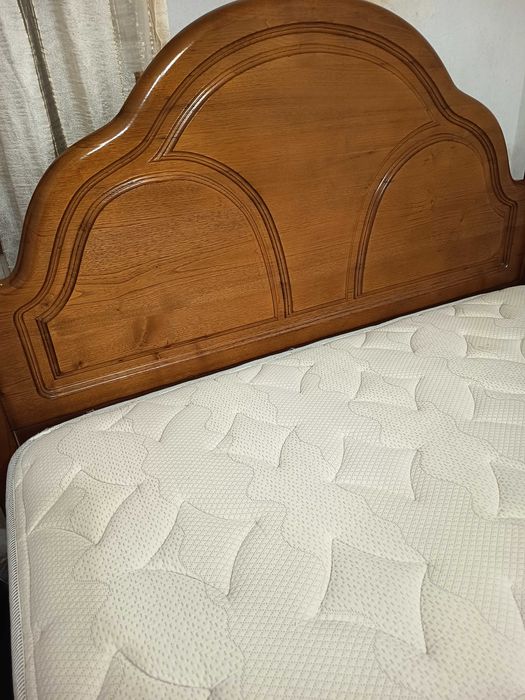 Cama de casal usada