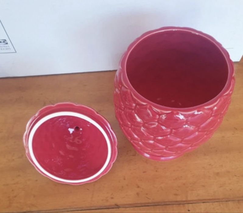 Pinha encarnada em loiça Bordallo Pinheiro