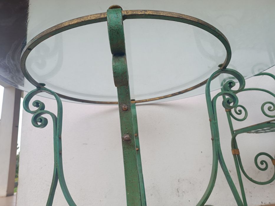 Mesa de vidro e cadeiras ferro forjado
