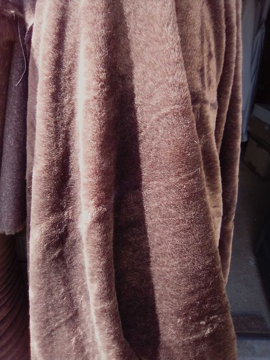 Rolos de pelo castanho