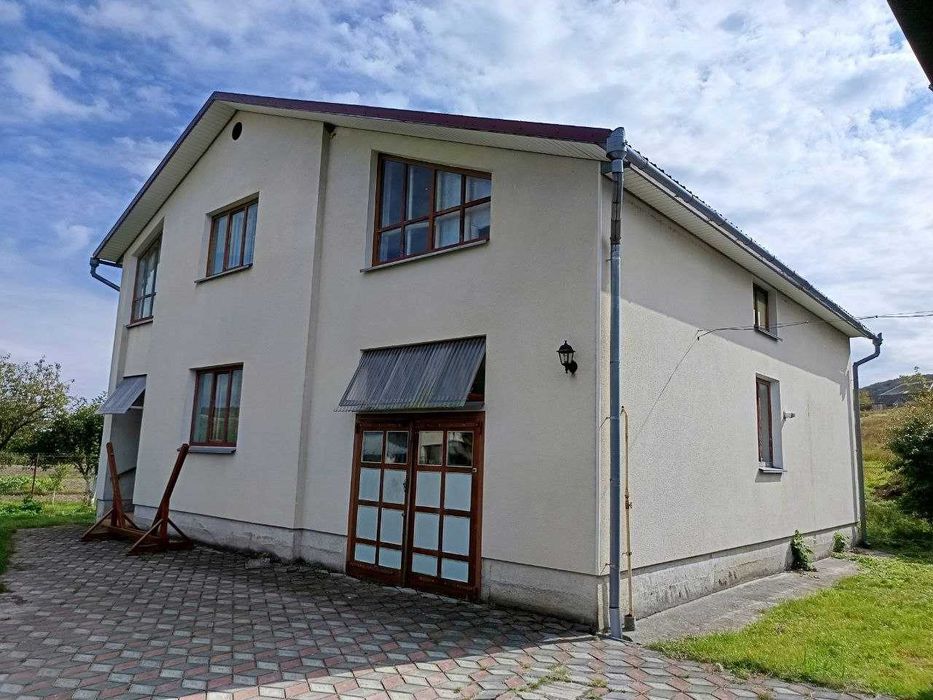 Просторий сучасний будинок з ремонтом, є-відновлення, постанова