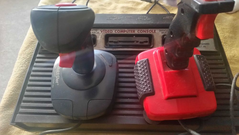 Stara konsola do gier. Joysticki. Wyprzedaz garazowa..