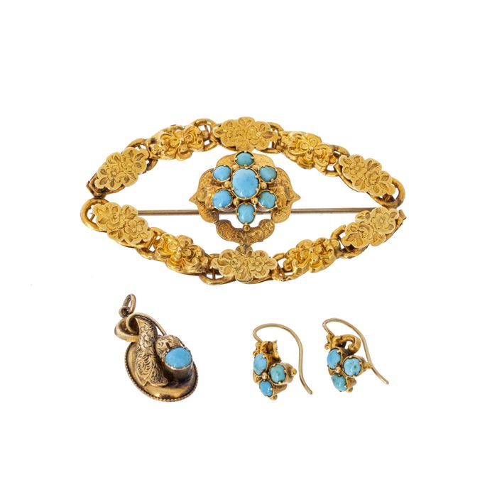 Alfinete; pendente e par de brincos em Ouro