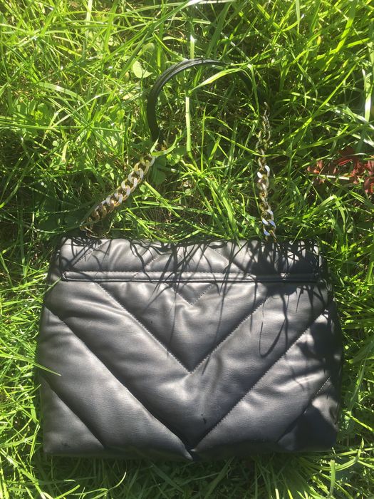 Сумочка с золотой фурнитурой, мягкая стильная