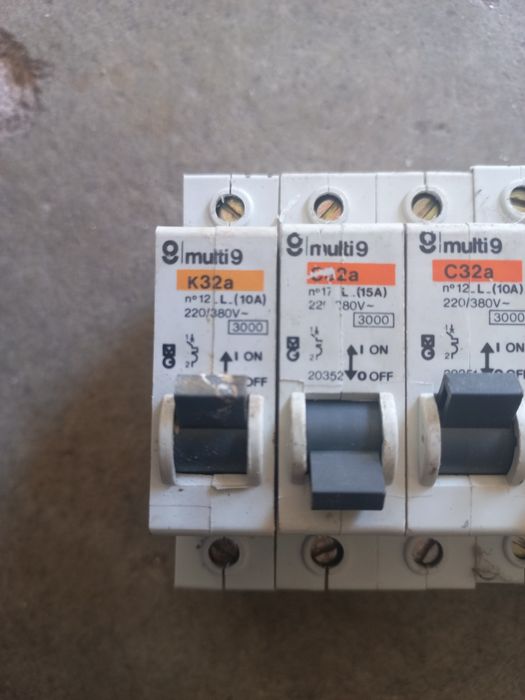8 circuit breakers (6 of 10A and 2 of 15A)64729408133763123