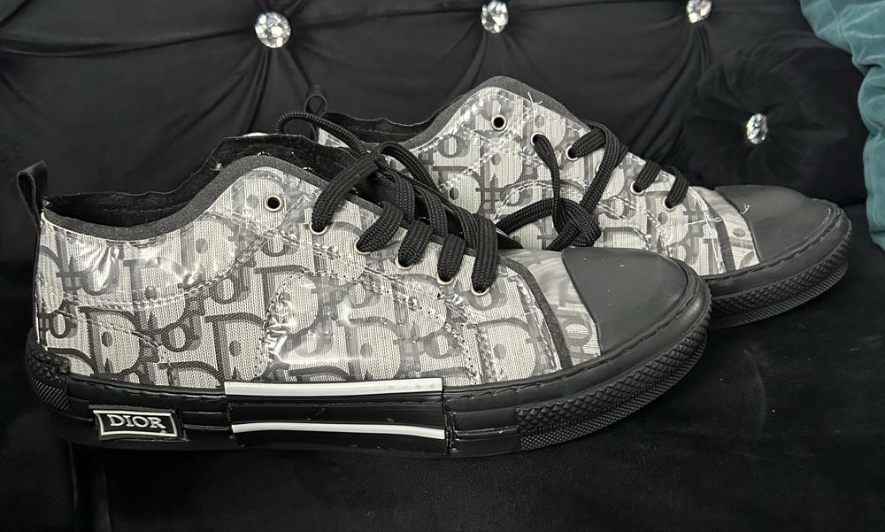 Buty sportowe materiałowe