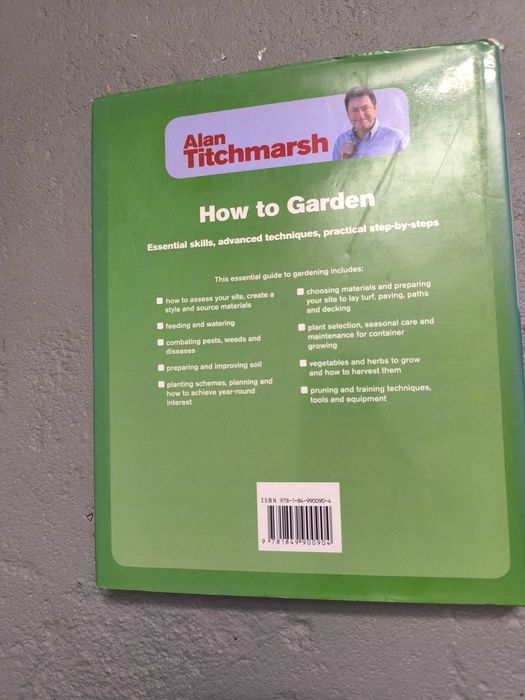 How to Garden — Alan Titchmarsh (BBC Books)