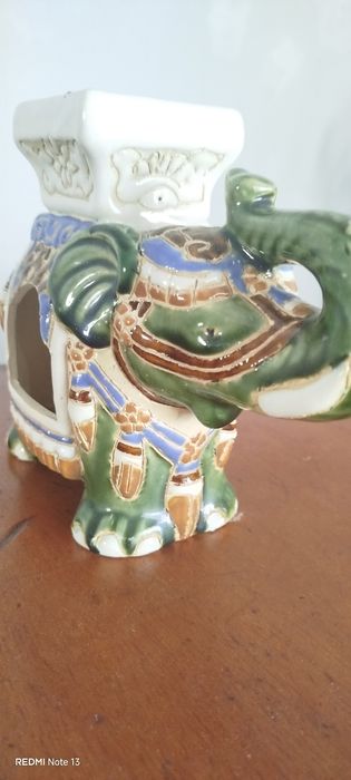 Elefante em cerâmica e queimador