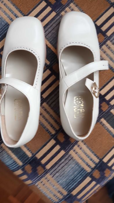 Par de sapatos cor champanhe