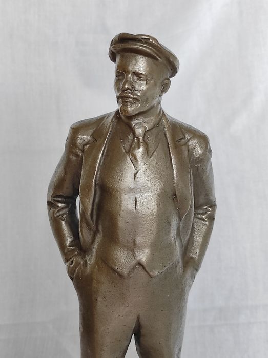 Статуетка Ленін, який стоїть