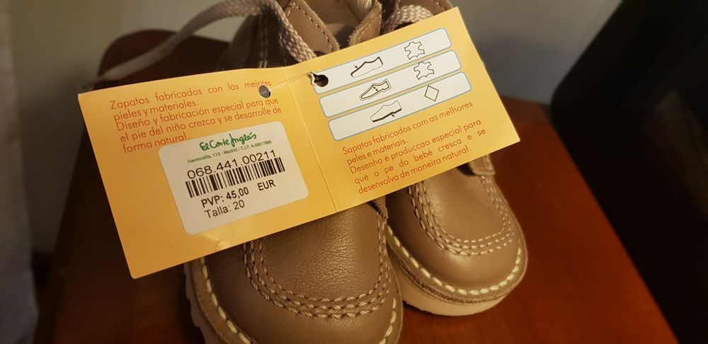 Botas novas de criança em pele