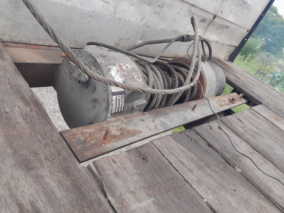 Estrado para carrinha, com guincho eléctrico