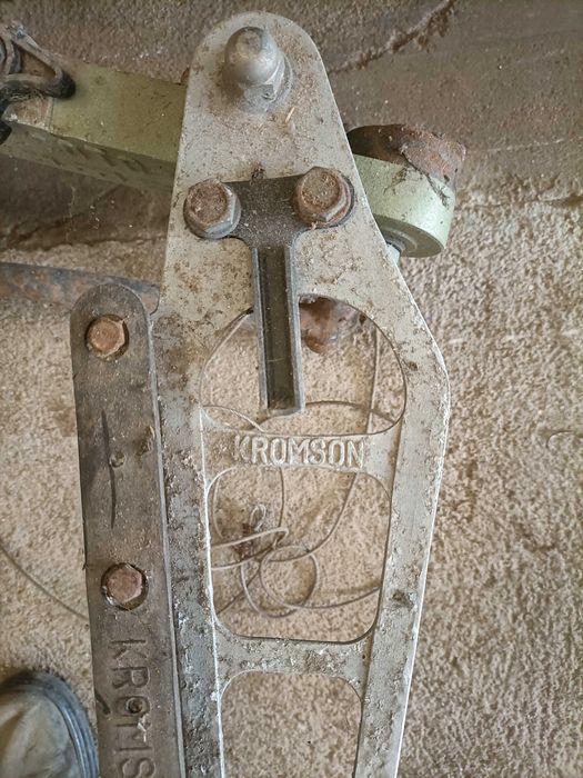 Máquina manual para lançar pratos Kromson, Coto-2000.