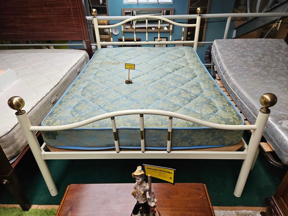Cama em ferro com estrado e colchão - Bom estado geral