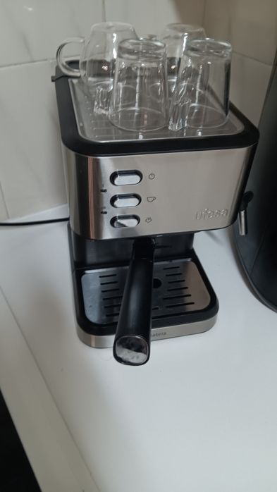 Máquina de café com manípulo e saída de vapor para galão Ufesa nova