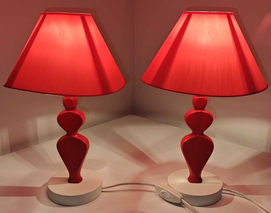 Par de candeeiros de mesa vermelhos