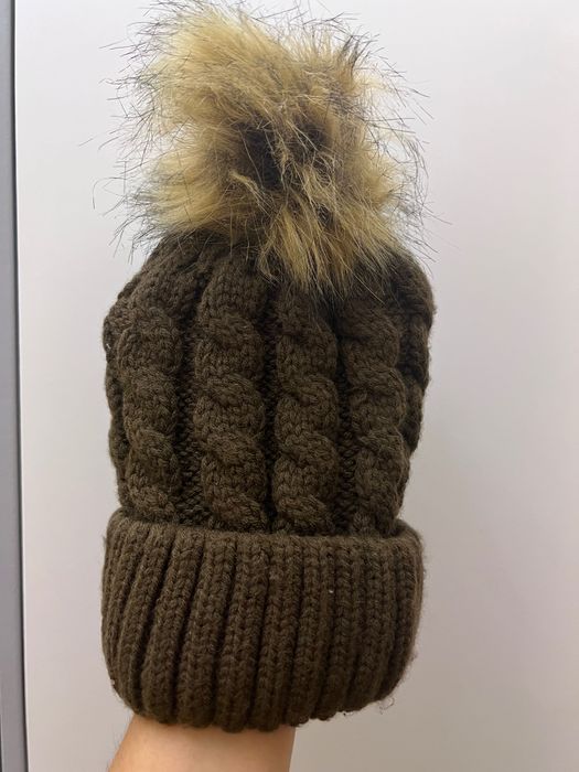 Шапка жіноча, коричневого кольору, вʼязана фабрична.