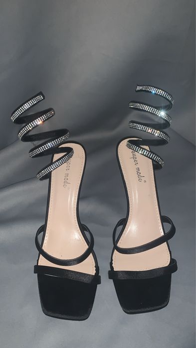 saltos altos pretos brilhantes (novos)