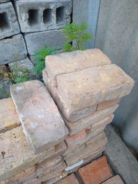Продам б у кирпич.7 грн