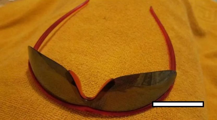 Óculos de sol vermelho