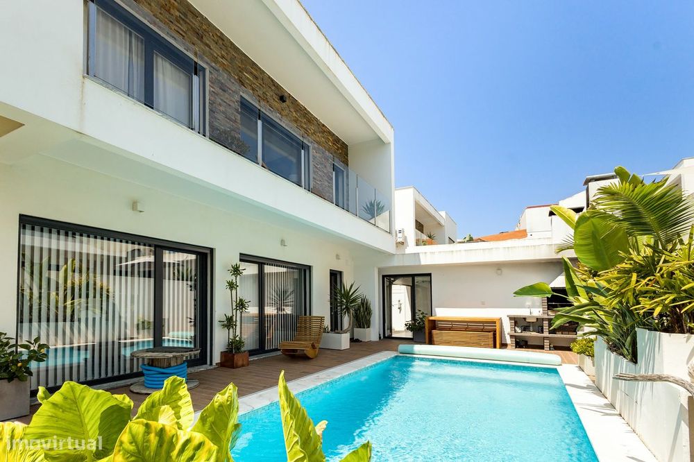 Moradia T4 com piscina jardim e garagem - em Charneca de Caparica