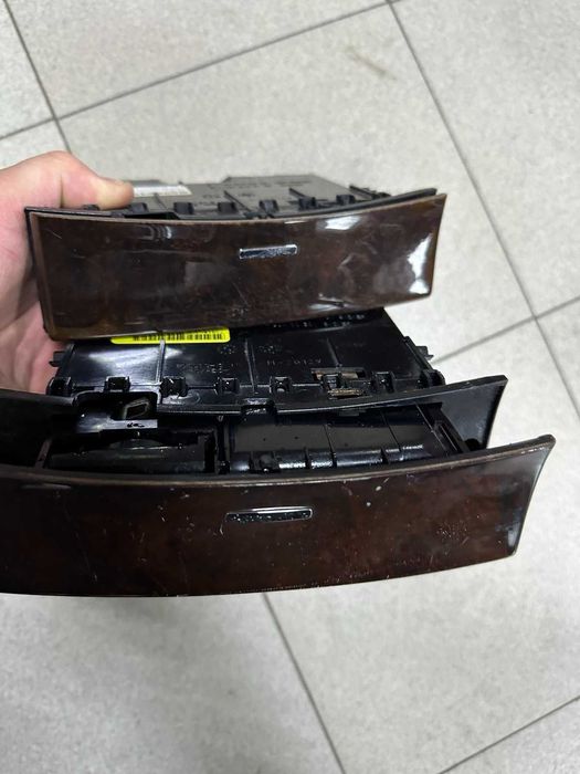 Попільничка/пепельница Mercedes GL 164  	A1648100130