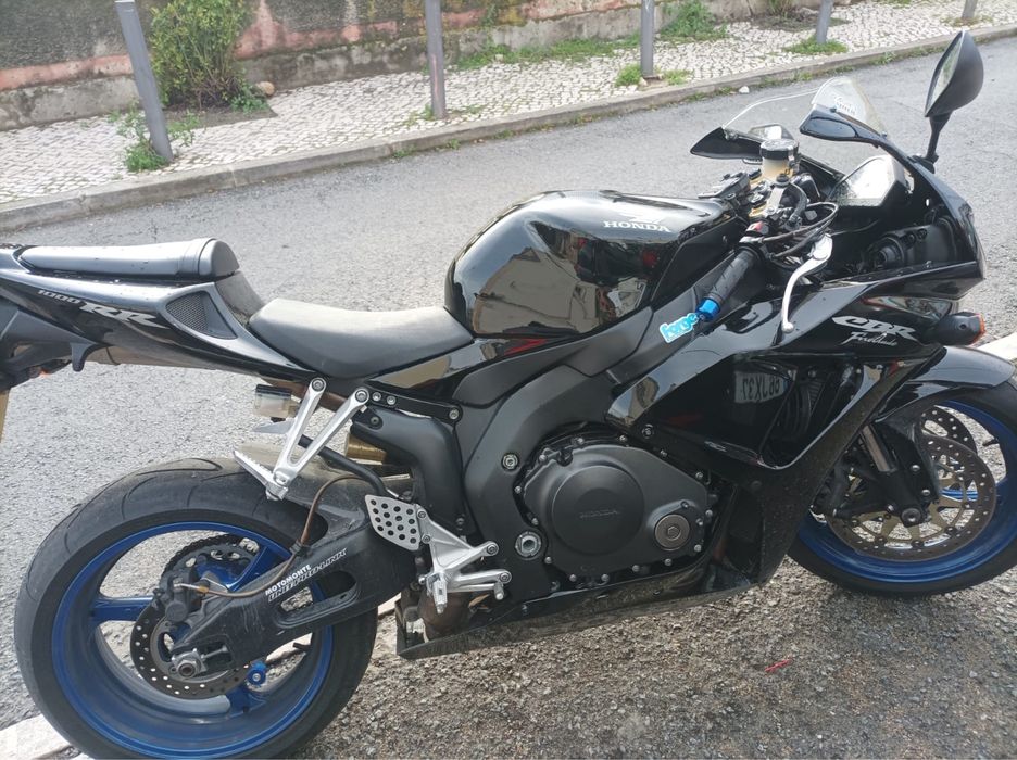 CBR 1000 RR em muito bom estado aceito trocas