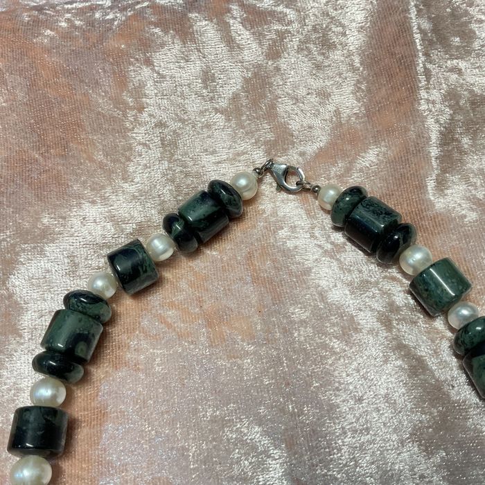 Colar pedras verdes pretas tamanho 45 cm