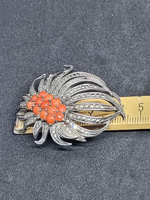 Брошь серебро, коралл
