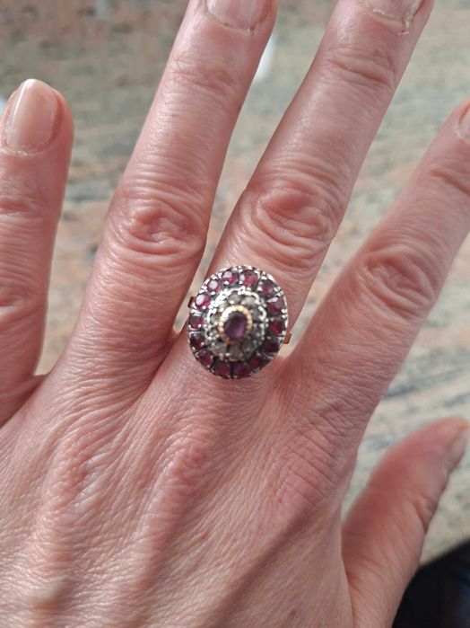 Antyczny Pierscionek z Rubinami