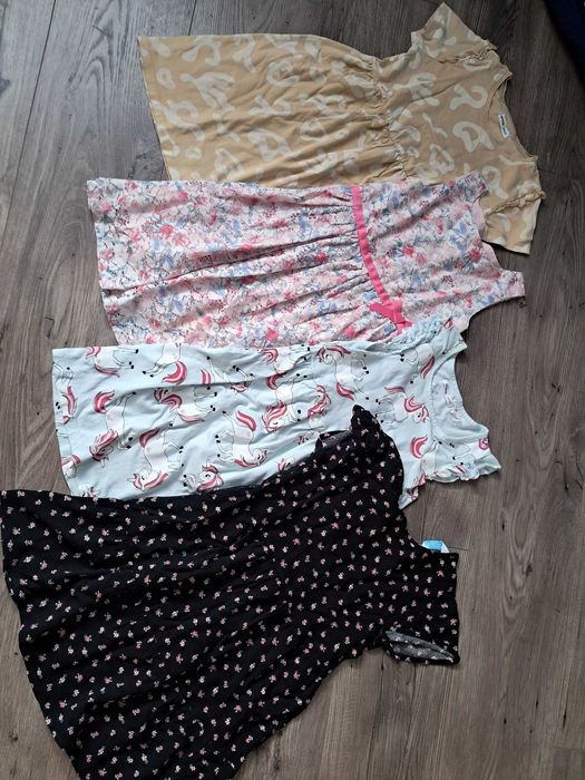 Zestaw, paka 134 dla dziewczynki. Sukienki, bolerko, bluzy, jeansy.