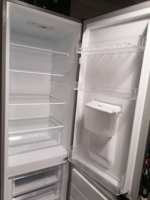 Frigorífico combinado com dispensador de Água