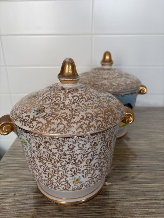 Um par de peças de porcelana portuguesa pintadas