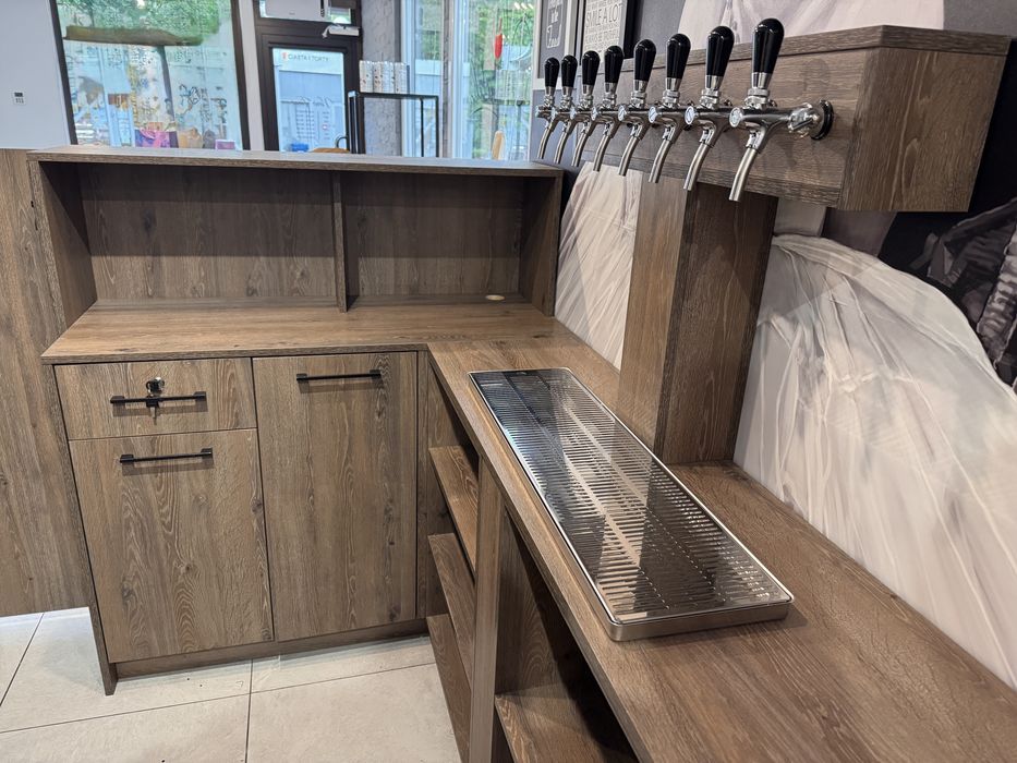 Meble sklepowe - lada, instalacja z kranami