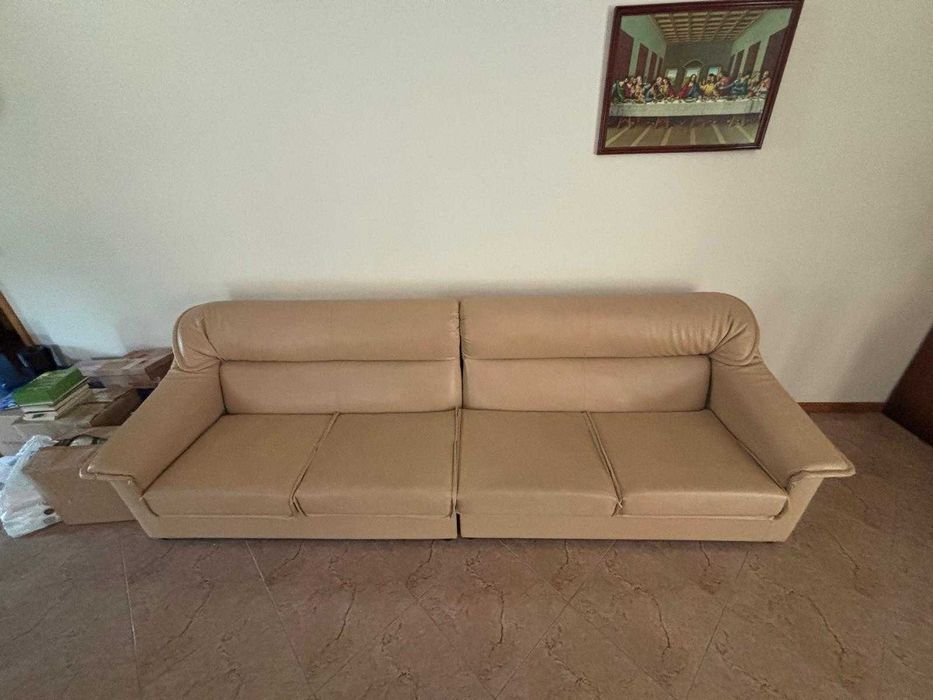 Sofá comprido bege