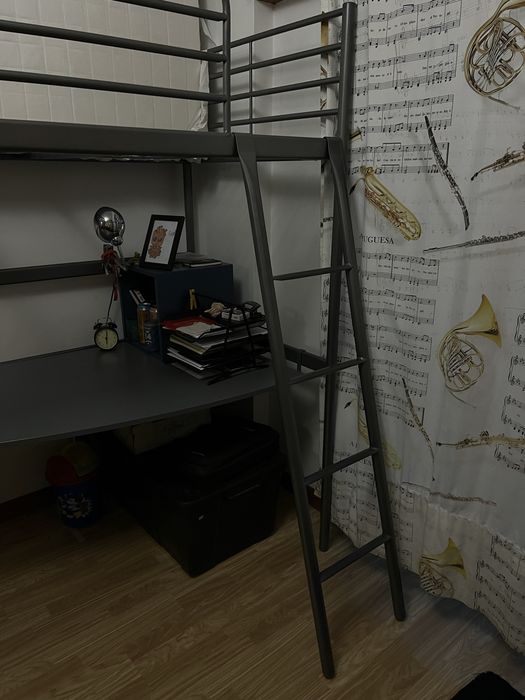 Cama Alta IKEA (TROMSÖ/SVÄRTA) com secretária + Colchão Solteiro 90x200