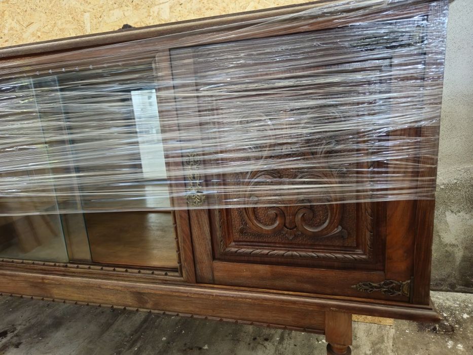 Conjunto de Sala Antigo em Madeira Maciça – Aparador e Louceiro Elegantes