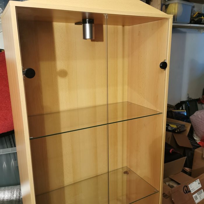 Szklana witryna, szafa z oświetleniem