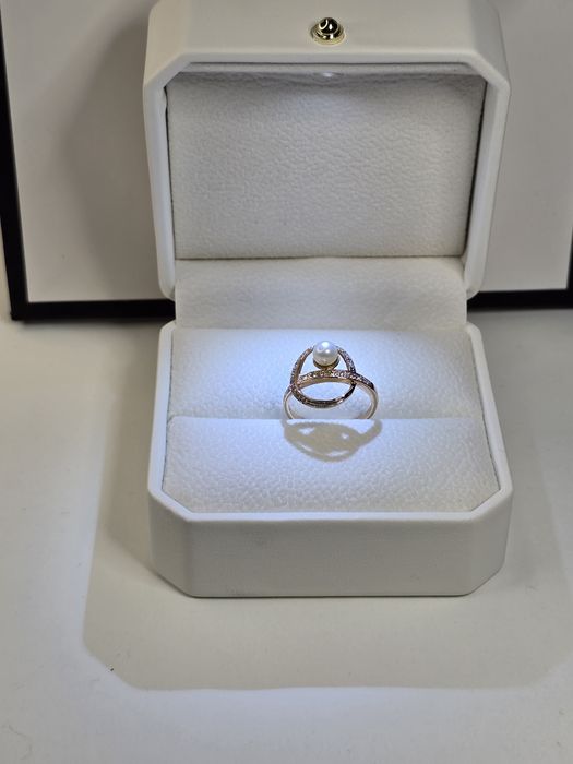 Золота каблучка з діамантами та перлиною