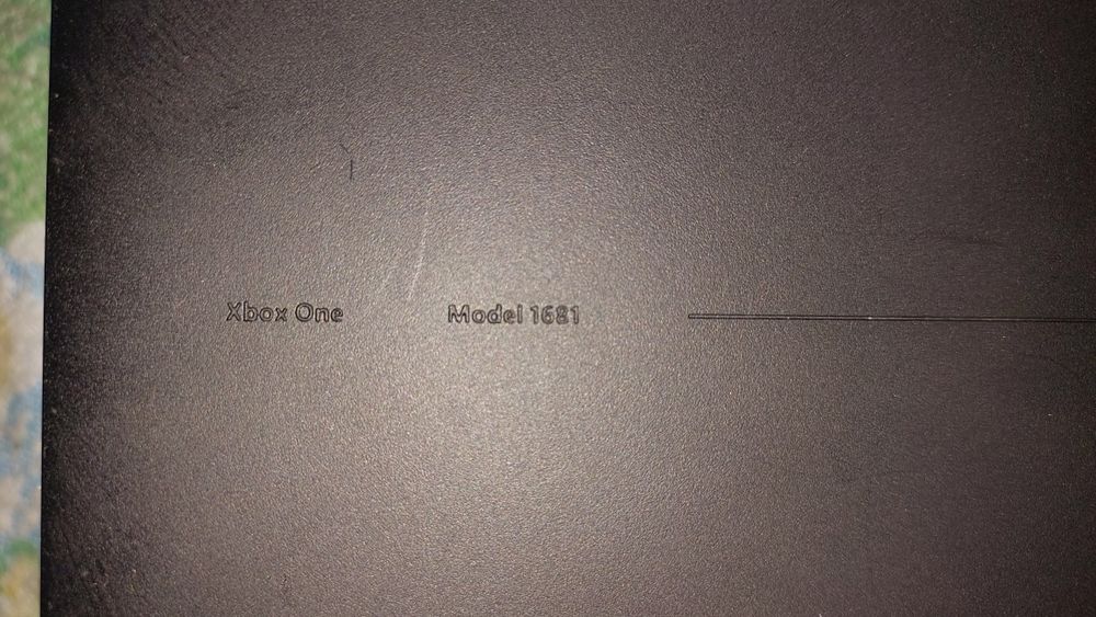 Xbox One S Model 1681 500GB z napędem + pad