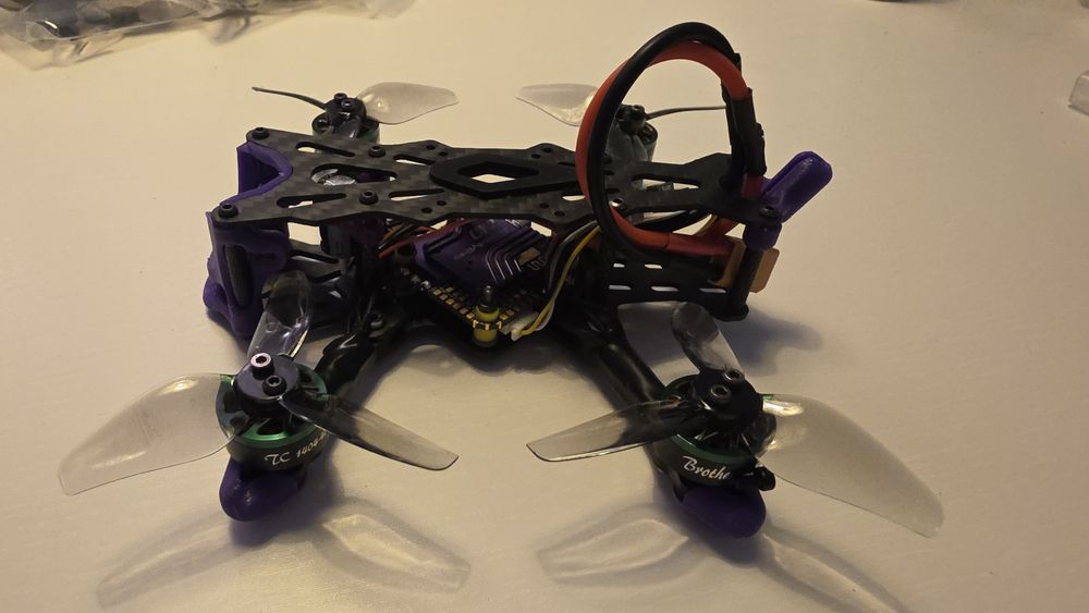 Dron fpv 2.5" pod o4lite, szybki i mocny.