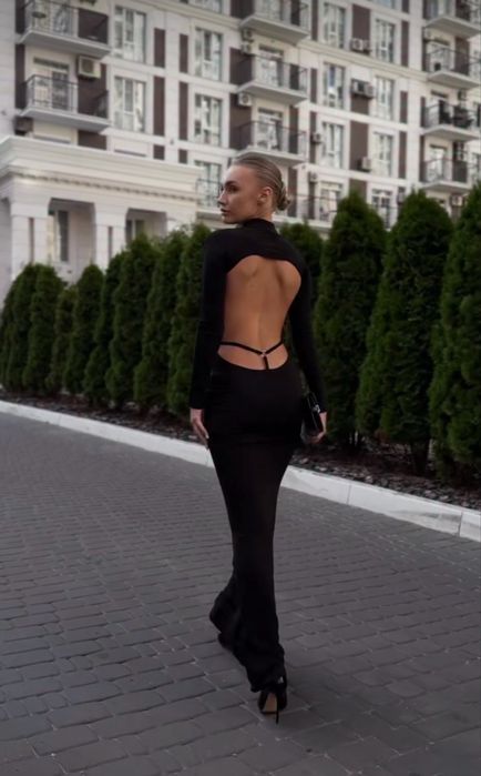 Чорна довга сукня з відкритою спинкою