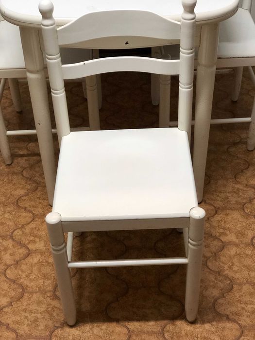 Mesa Extensível c/ 4 Cadeiras — Prática, Versátil e em Ótimo Estado!