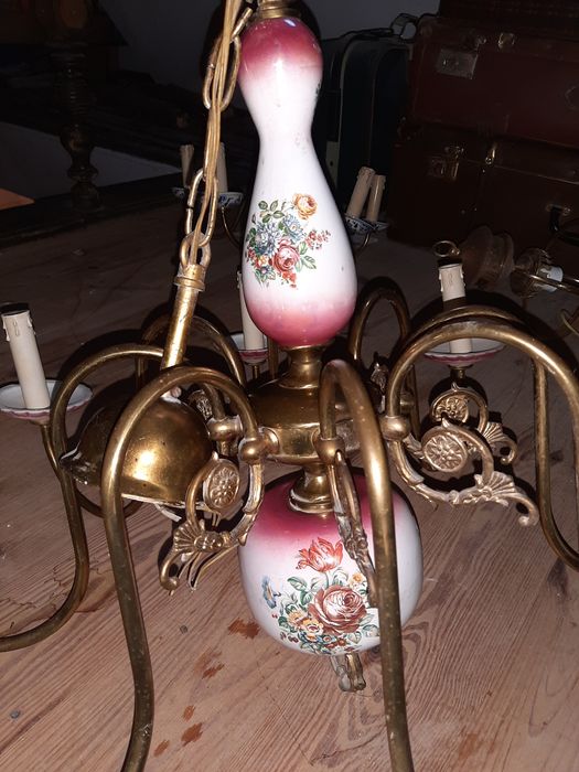 Żyrandol ceramiczny, róż, 8-ramienny, mosiądz, pająk, vintage