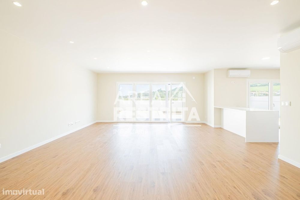 Moradia T4 Isolada com Piscina, Suite e Garagem  em Azeitão