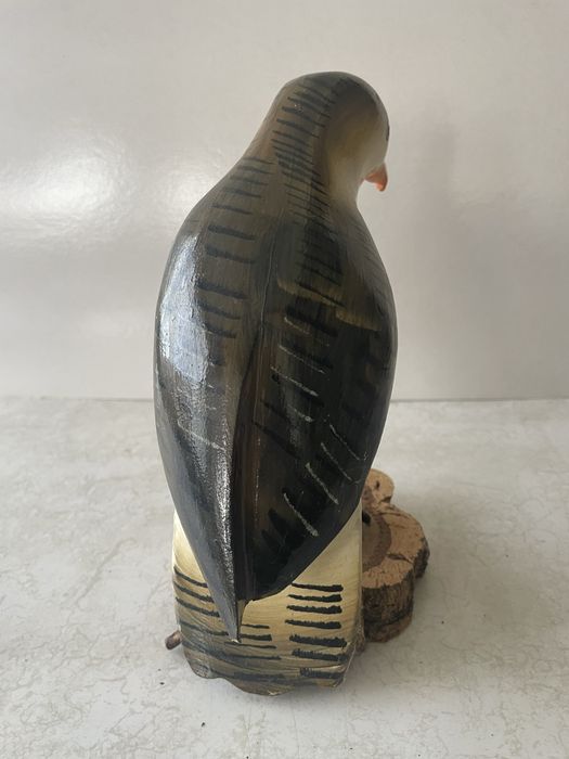 Águia com base em madeira